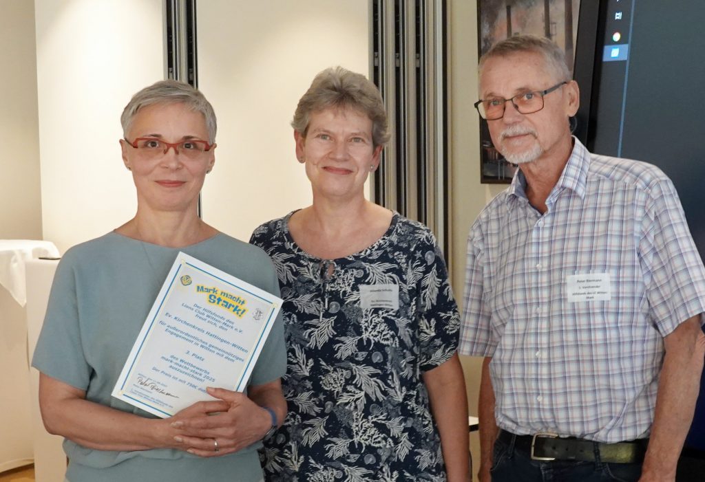 Julia Kast (mit Urkunde), Jolanda Schultz und Peter Biermann schauen lächelnd in die Kamera (Foto: Lions Club Witten-Mark)