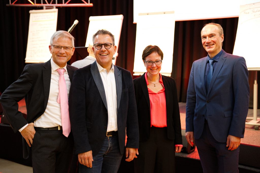 Von links nach rechts: Prof. Dr. Jochen Arnold, Prof. Dr. Dirk Nüsken (Prorektor der Ev. Hochschule Bochum), Dr. Adelheid Ruck-Schröder, Prof. Dr. Jochen Kaiser. (Foto: Hans-Martin Julius)