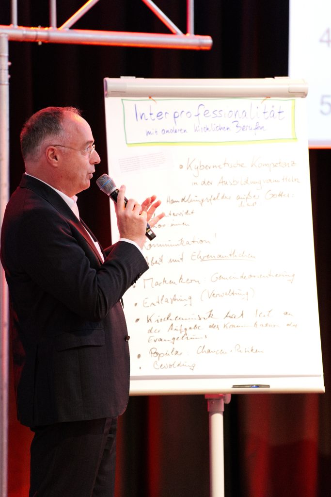 Superintendent Dr. Olaf Reinmuth (Herford) während der Präsentationsphase (Foto: Hans-Martin Julius)