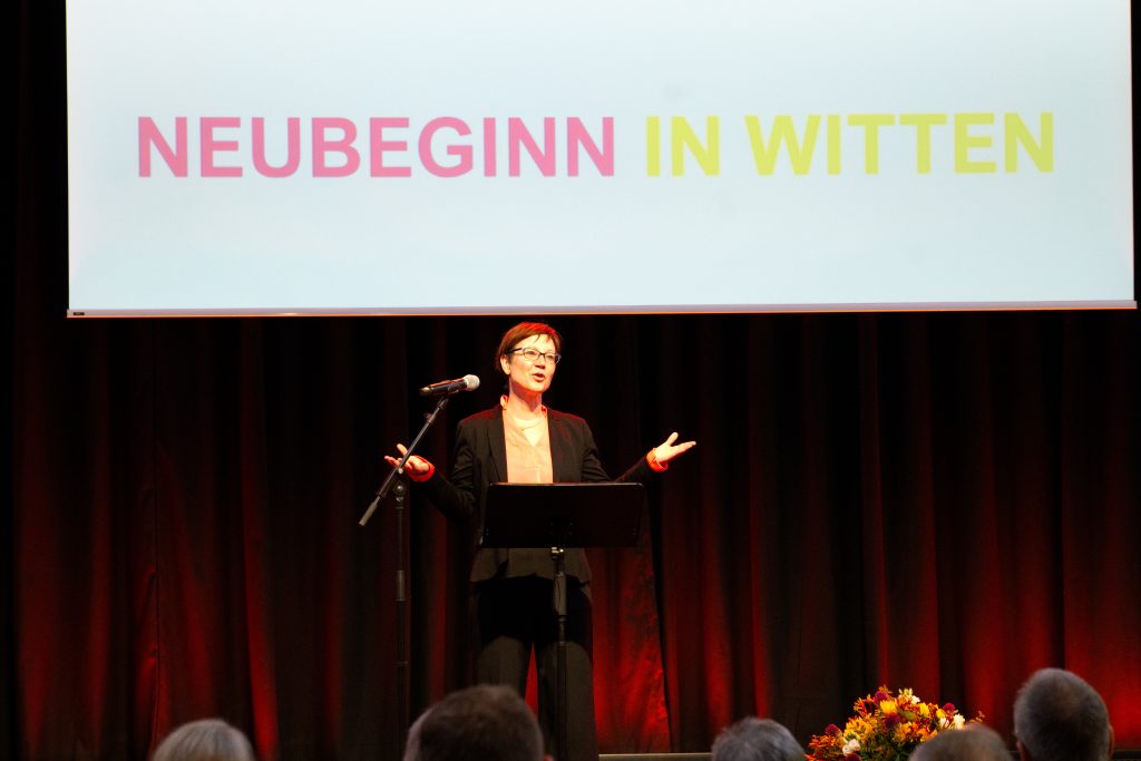 Präses Dr. Adelheid Ruck-Schröder spricht am Rednerpult, über ihr der Schriftzug "Neubeginn in Witten" (Foto: Hans-Martin Julius)