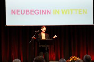 Präses Dr. Adelheid Ruck-Schröder spricht am Rednerpult, über ihr der Schriftzug "Neubeginn in Witten" (Foto: Hans-Martin Julius)