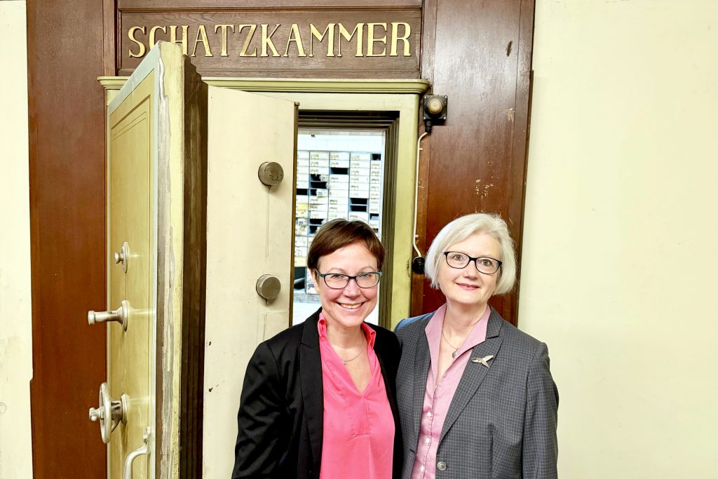 Präses Dr. Adelheid Ruck-Schröder (li.) und die Superintendentin des Ev. Kirchenkreises Hattingen-Witten Julia Holtz vor der "Schatzkammer" (Foto:   Hans-Martin Julius)