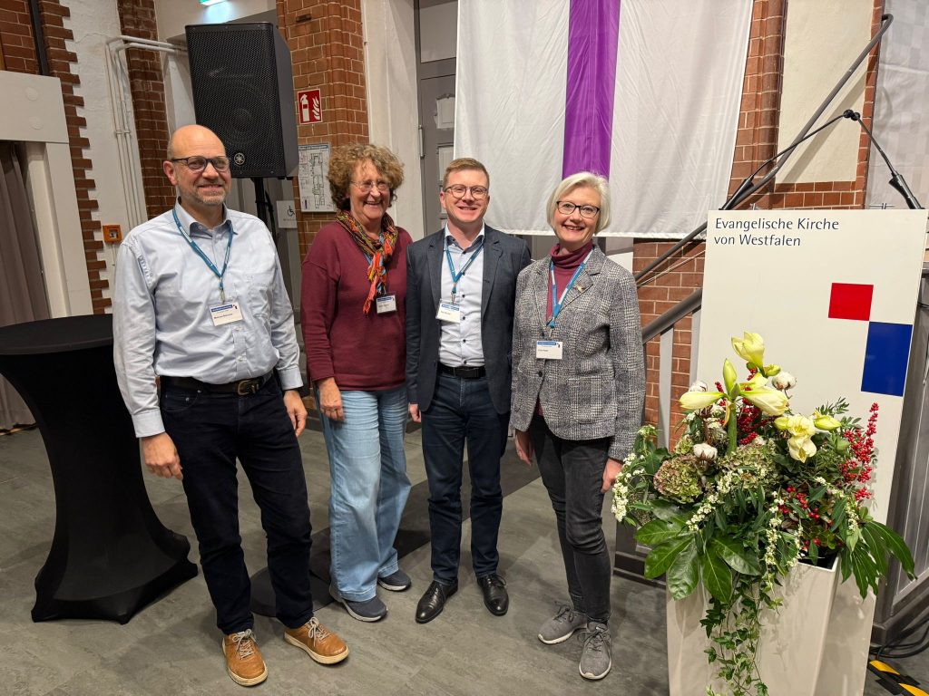 Von links nach rechts: Michael Behrens, Sigrid Gerkan, Pfarrer Tim Winkel und Superintendentin Julia Holtz bei der Synode der EKvW in Bielefeld (Foto: privat)