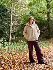 Verena Pütz lächelt in die Kamera, im Hintergrund sind Bäume zu sehen (Foto: privat)