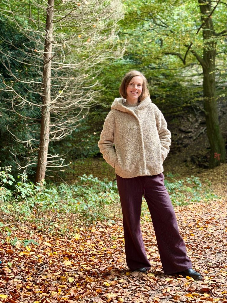 Verena Pütz lächelt in die Kamera, im Hintergrund sind Bäume zu sehen (Foto: privat)