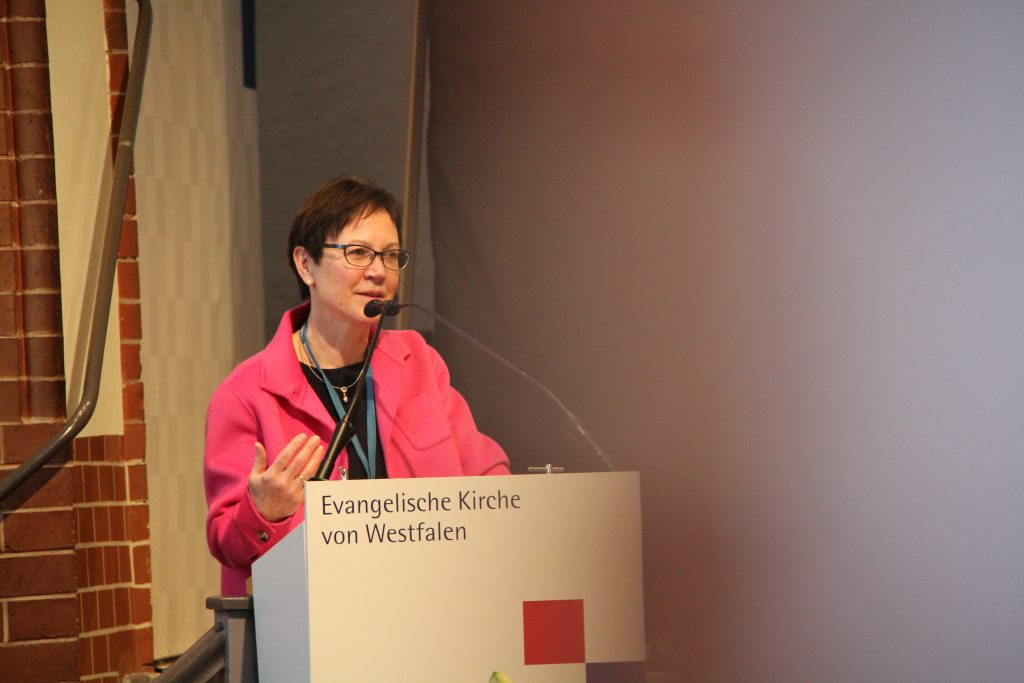 Präses Dr. Adelheid Ruck-Schröder am Rednerpult