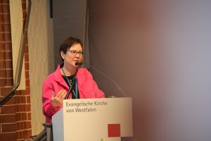 Präses Dr. Adelheid Ruck-Schröder am Rednerpult