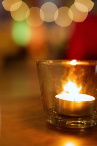 Eine Kerze brennt in einem Glas (Foto: Hans-Martin Julius)