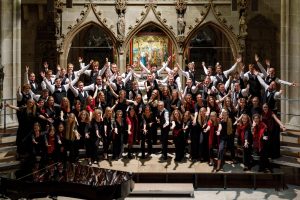 Gruppenfoto des Jungen Chors in einer Kirche - Foto: Junger Chor NRW