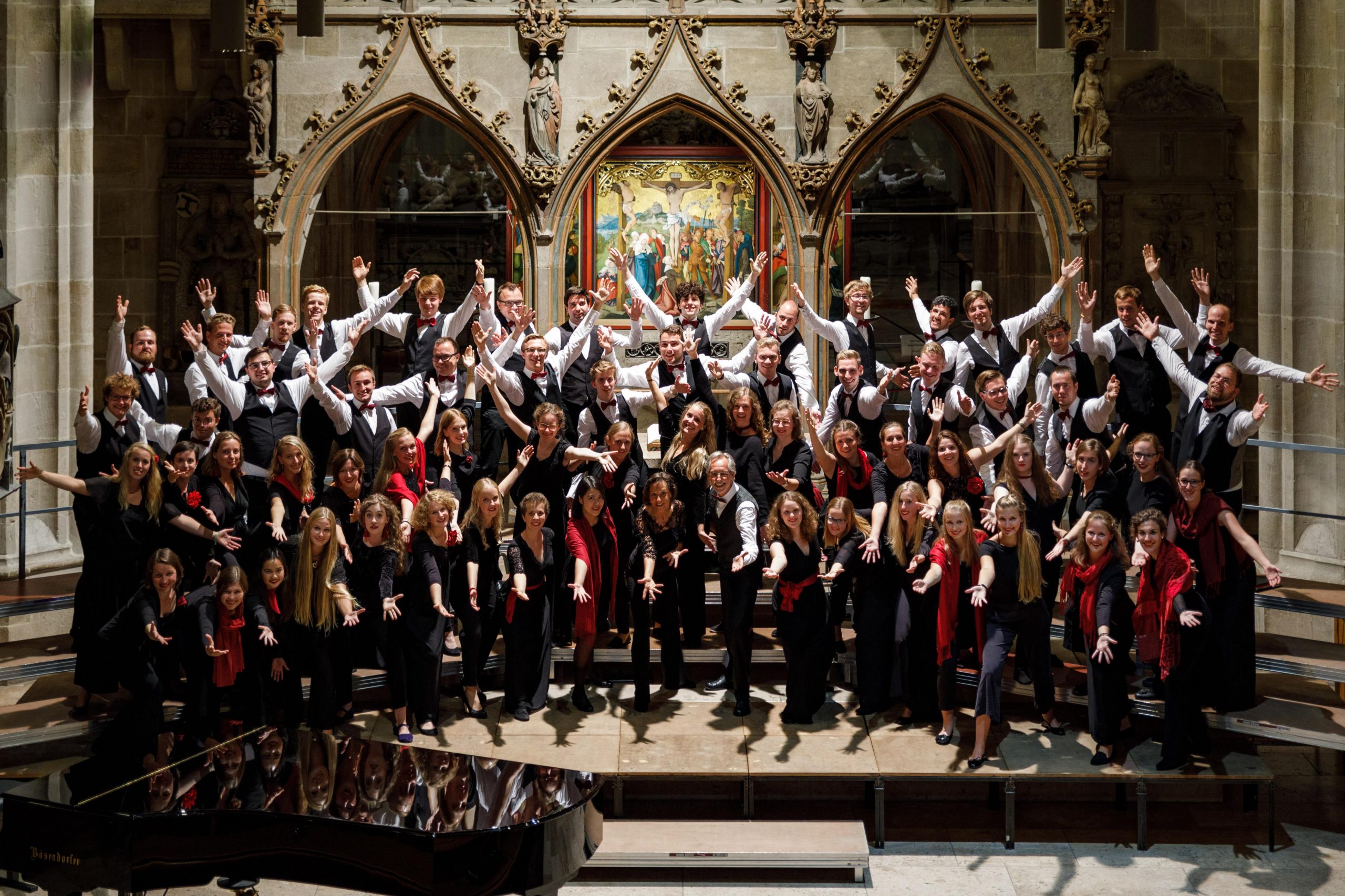 Gruppenfoto des Jungen Chors in einer Kirche - Foto: Junger Chor NRW