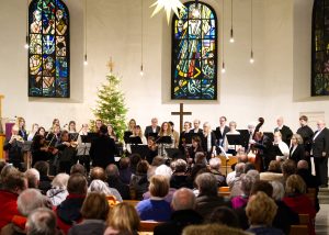 Chöre und Instrumentalisten im Altarraum der Johanniskirche Witten (Foto: Hans-Martin Julius)