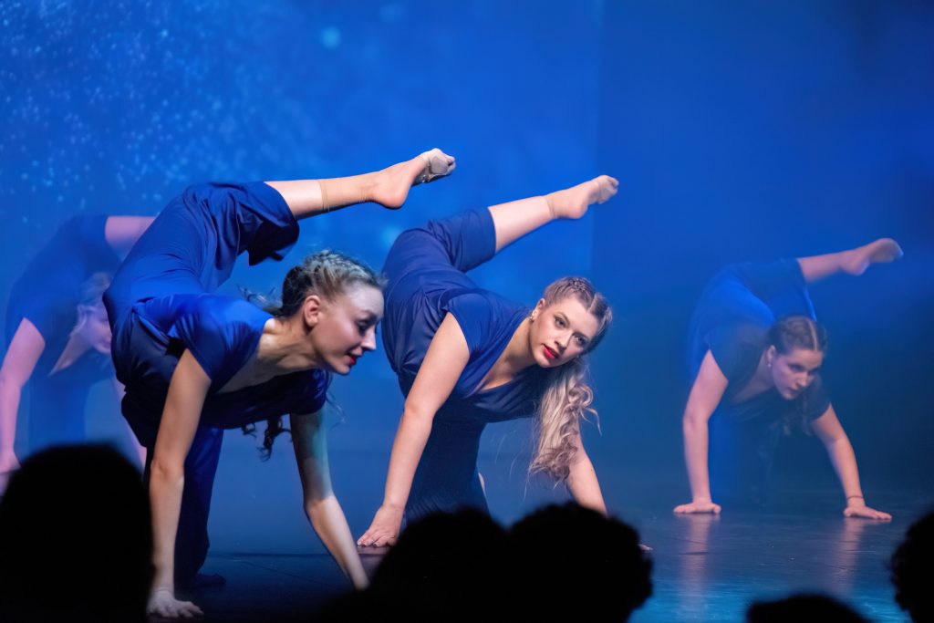 Drei Tänzerinnen in blauen Kostümen (Foto: Tanztheater Abrakadabra)