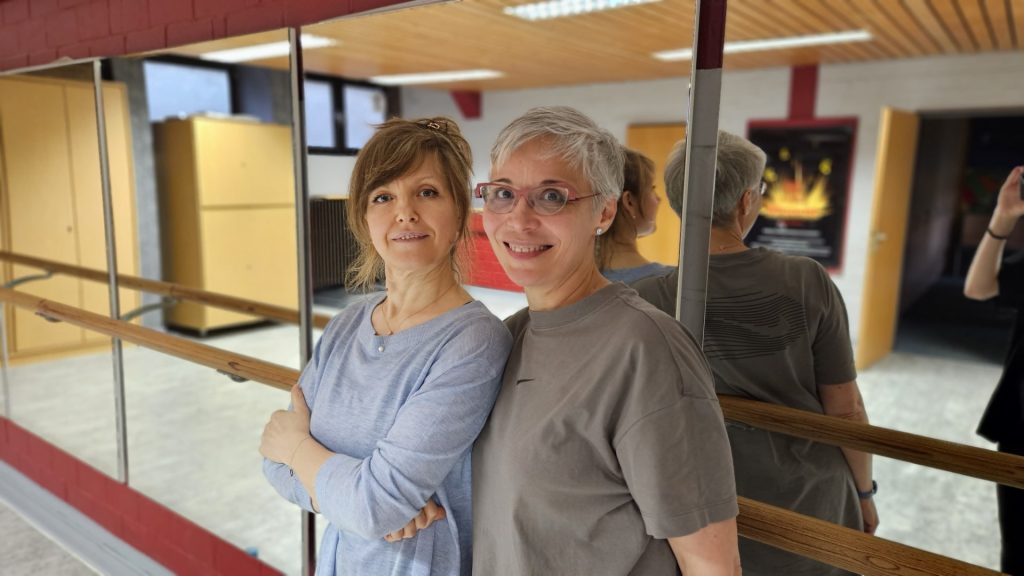 Elisabeth Hieb und Julia Kast vor einem großen Spiegel im Probenraum des Tanztheaters Abrakadabra (Foto: Tanztheater Abrakadabra)