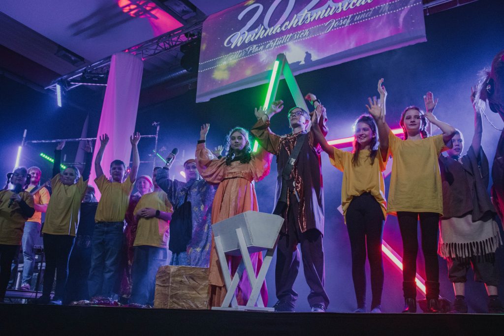 Kinder und Jugendliche auf der Bühne (Foto: Ev. Kirchengemeinde Nierenhof)