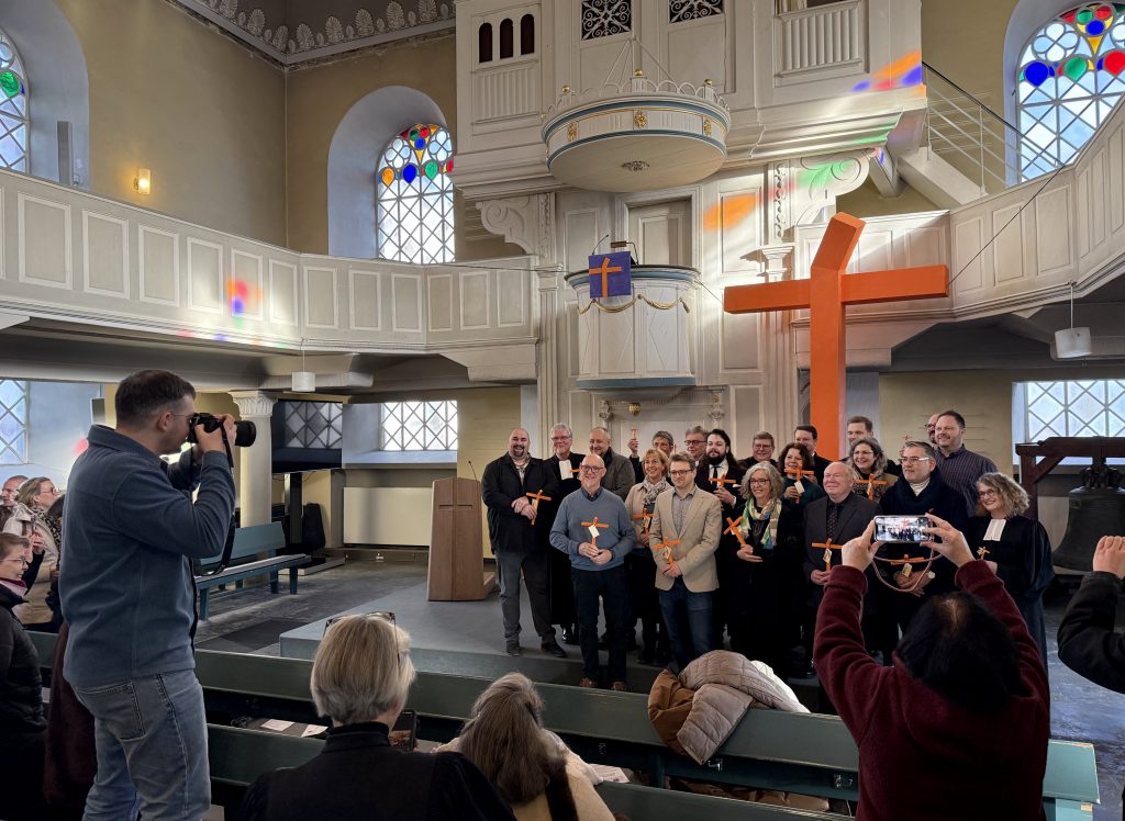 Die 20 Mitglieder des Bevollmächtigtenausschusses im Altarraum der Zwiebelturmkirche wurden nach dem Gottesdienst von allen Seiten fotografiert (Foto: Hans-Martin Julius)