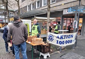 Aktionsstand der Aktion 100 000 in der Hattinger Innenstadt (Foto: Aktion 100 000)
