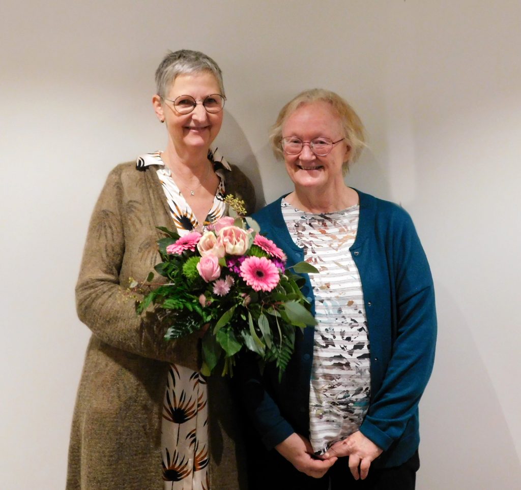 Bärbel Güldenstern (links, mit Blumenstrauß), tritt die Nachfolge von Susanne Gramatke an (Foto: Ursula Sauer, Ambulanter Hospizdienst Witten-Hattingen e.V.)