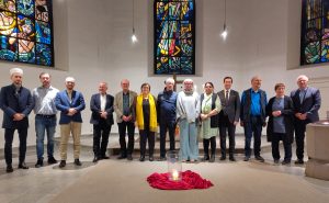 Vertreterinnen und Vertreter der Religionen im Altarraum der Wittener Johanniskirche, im Vordergrund das Friedenslicht