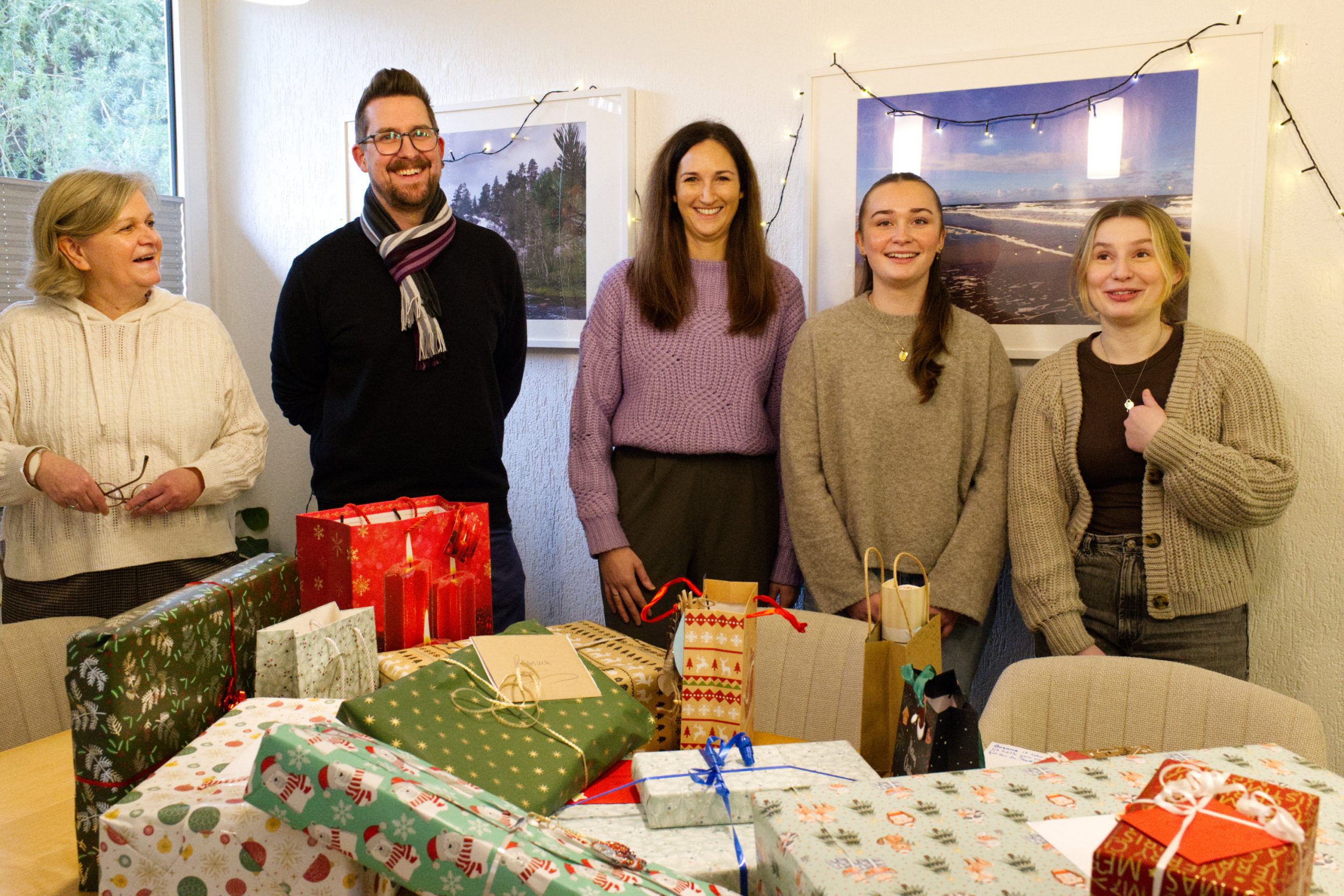 Geschenkeübergabe an Inga Hassinger und Florian Otting vom Kinderheim Egge (Foto: hmj)