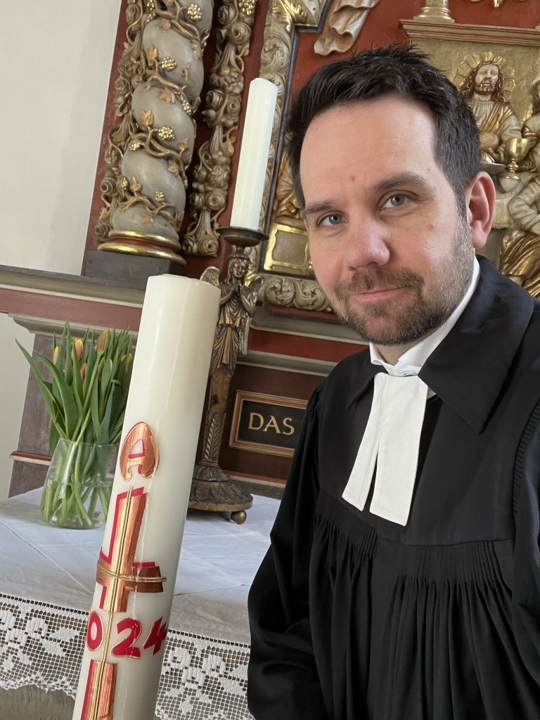Pfarrer Michael Waschhof in "seiner" Kirche in Witten-Wengern.