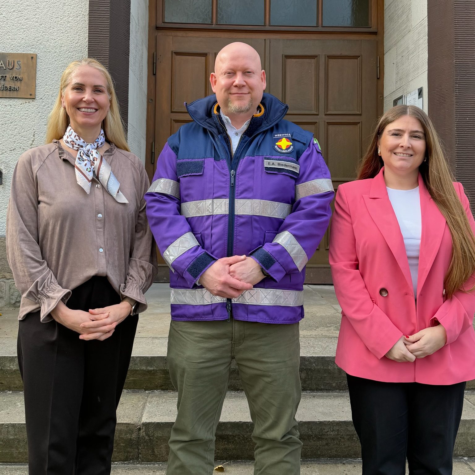 Katja Strauss-Köster, MdB für Hattingen, Herdecke, Sprockhövel, Wetter (Ruhr) und Witten (links), und Tijen Ataoğlu, MdB für Hagen und EN-Kreis I, besuchten den leitenden Notfallseelsorger Diakon Ernst Alexander Biedermann an seinem Dienstsitz in Witten