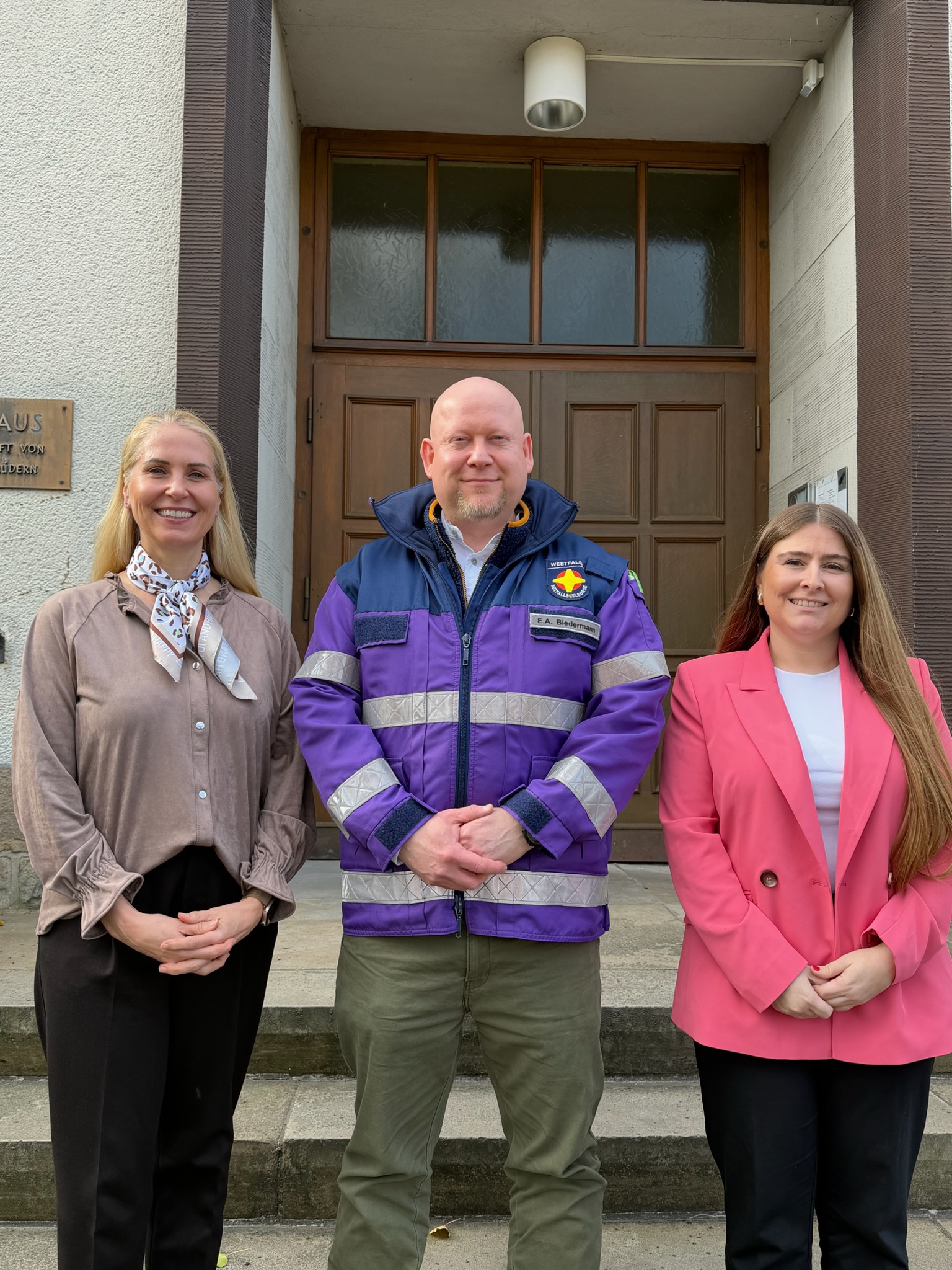 Katja Strauss-Köster, MdB für Hattingen, Herdecke, Sprockhövel, Wetter (Ruhr) und Witten (links), und Tijen Ataoğlu, MdB für Hagen und EN-Kreis I, besuchten den leitenden Notfallseelsorger Diakon Ernst Alexander Biedermann an seinem Dienstsitz in Witten