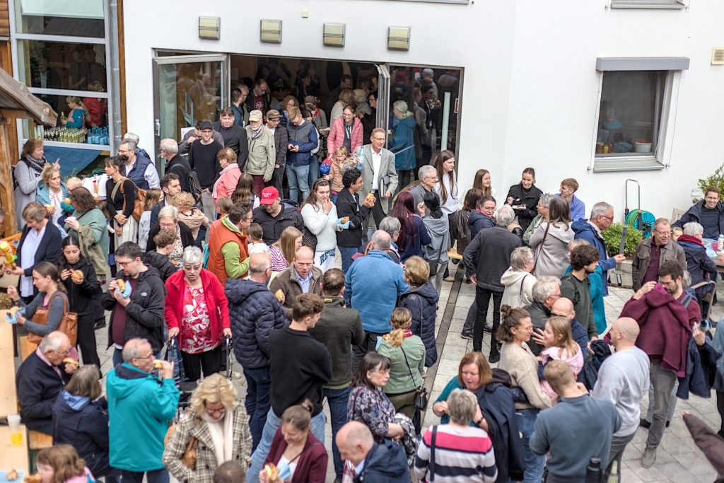 Volle Hütte: etwa 350 Gäste waren der Einladung zum 20-jährigen Jubiläum der Mehrzweckhalle gefolgt (Foto: Ev. Kirchengemeinde Nierenhof)