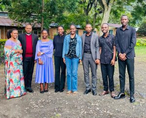 Acht der neun Gäste aus Ruanda (Foto: Kirchenkreis Gisenyi)