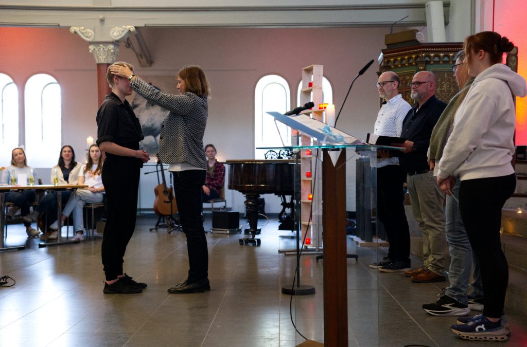 Einsegnung von Carina Schulze als Prädikantin durch Assessorin Dr. Ute Wendel in der Erlöserkirche in Witten-Annen (Foto: hmj)
