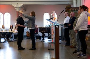 Einsegnung von Carina Schulze als Prädikantin durch Assessorin Dr. Ute Wendel in der Erlöserkirche in Witten-Annen (Foto: hmj)