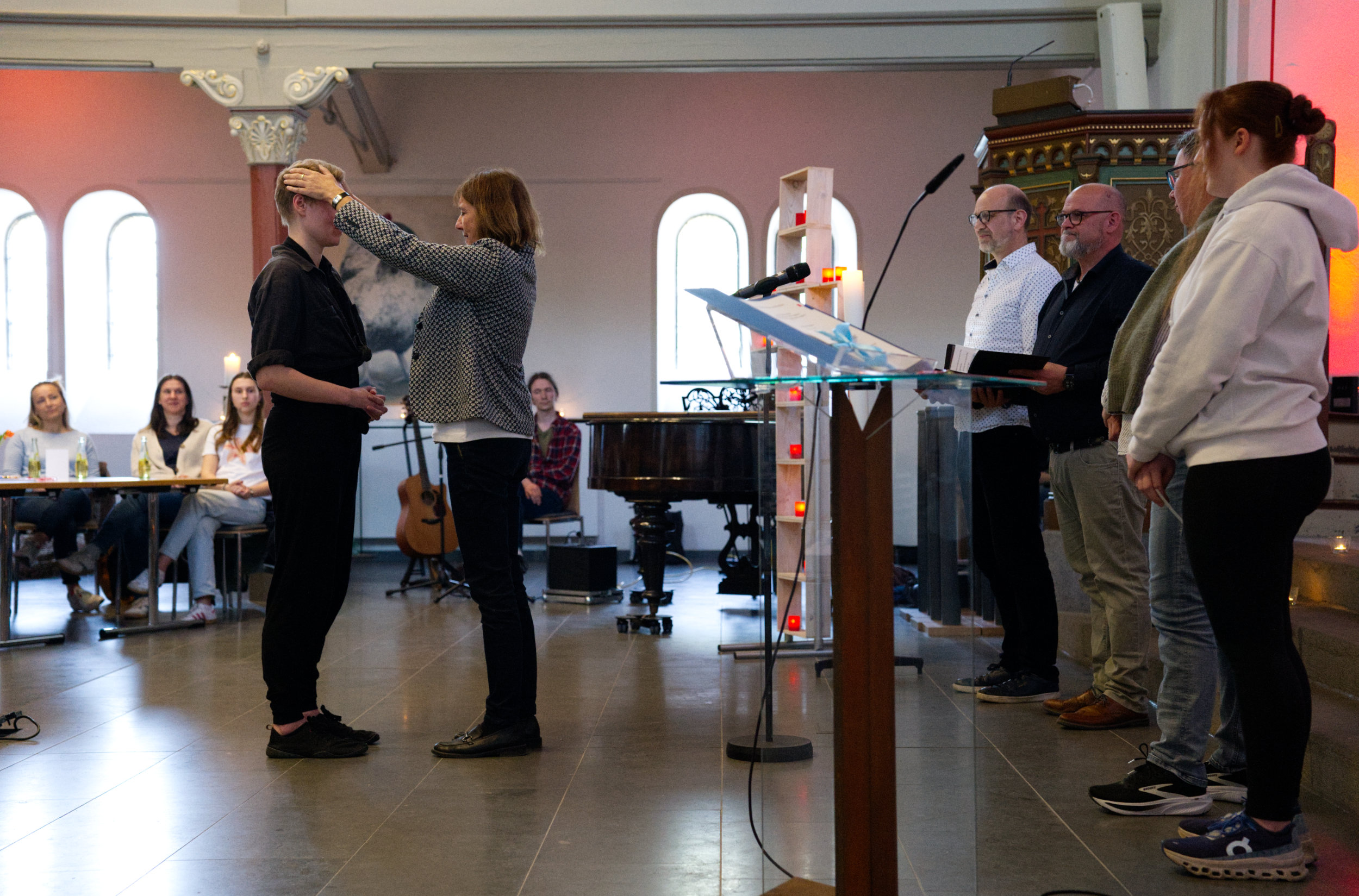 Einsegnung von Carina Schulze als Prädikantin durch Assessorin Dr. Ute Wendel in der Erlöserkirche in Witten-Annen (Foto: hmj)