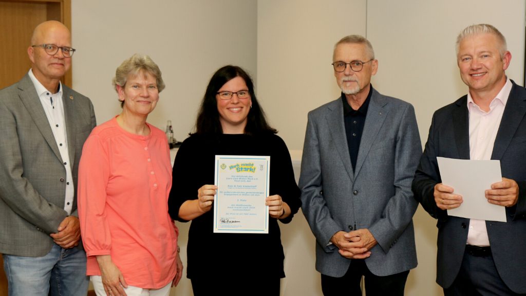 Michelle Pedde (Mitte) vom Kindertreff Witten-Stockum nimmt die Urkunde für den Preis Mark-macht-Stark entgegen, der vom Lions-Club Witten-Mark gestiftet wurde
