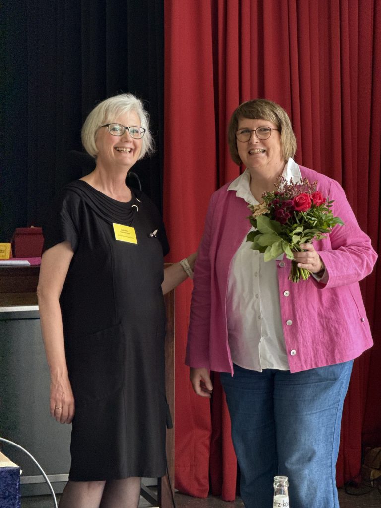 Superintendentin Julia Holtz mit Anke Leuning, mit Blumenstrauß