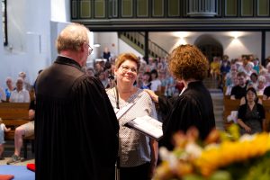 Blazenka Weber-Lorenz wurde von Pfarrerin Mareike Gintzel und Pfarrer Wolfram Linnemann in einem festlichen Gottesdienst entpflichtet (Foto: Hans-Martin Julius)
