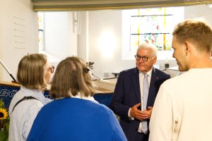 Der Bundespräsident unterhielt sich unter anderem mit zwei Ehrenamtlichen, die die Kirche für Besucherinnen und Besucher das ganze Jahr offenhalten. (Foto: hmj)