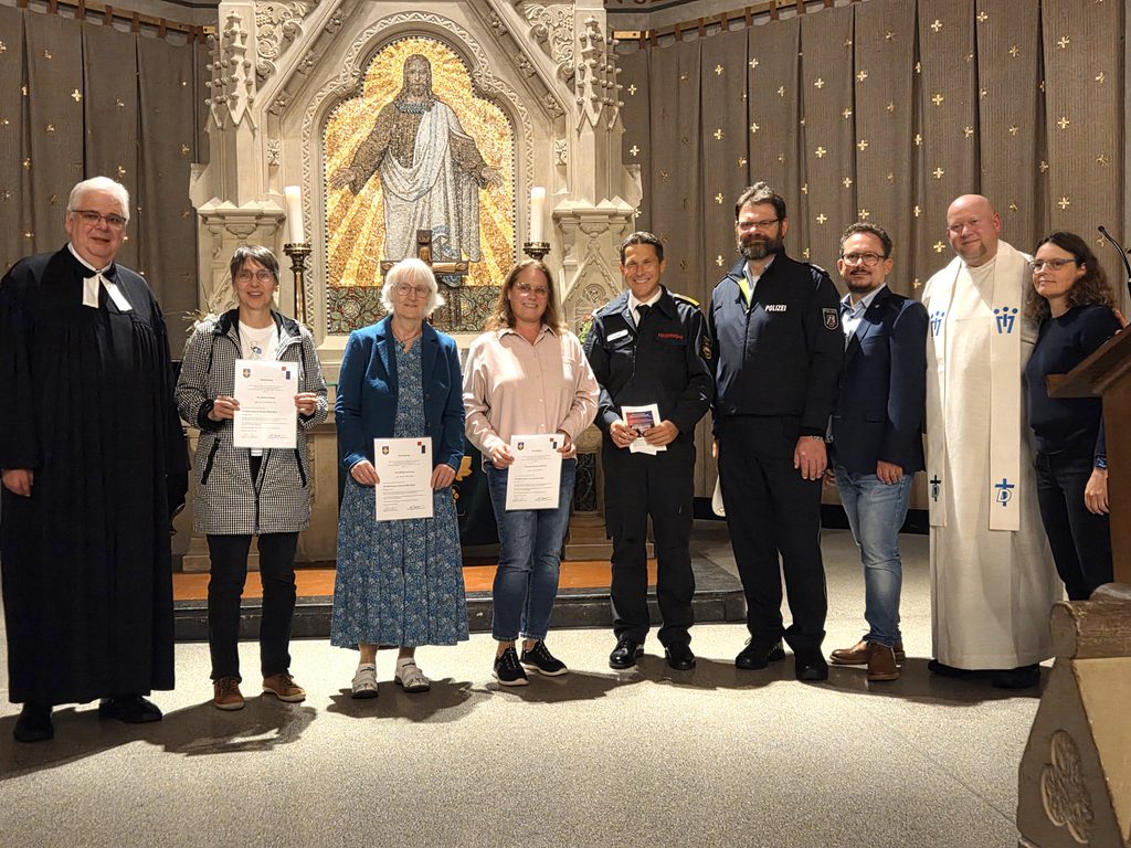 Ingo Janzen (Regional-Pfr. NFS) - Barbara Schein (NFS), Marlies Grasmann (NFS), Sonja Brückner (NFS), Kreisbrandmeister Martin Weber (Abteilungsleiter Bevölkerungsschutz), Polizeidirektor Dirk Happe (Abteilungsleiter Polizei), Daniel Pilz (1. stellvertretender Landrat), Diakon Ernst Alexander Biedermann (Ltg. NFS), Melanie Muth (stellv. Ltg. NFS). Barbara Schein, Marlies Grasmann und Sonja Brückner sind drei der vier neu eingesegneten Notfallseelsorgerinnen. 